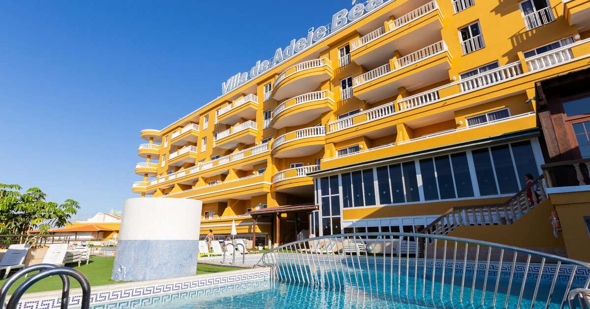 Een foto van het zwembad bij Hotel Villa de Adeje Beach