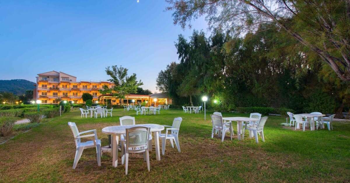 Een foto van het terras bij Bayside Hotel Katsaras