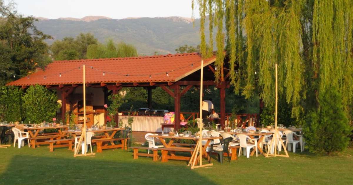 Een foto van het terras bij Hotel Oaza Inn