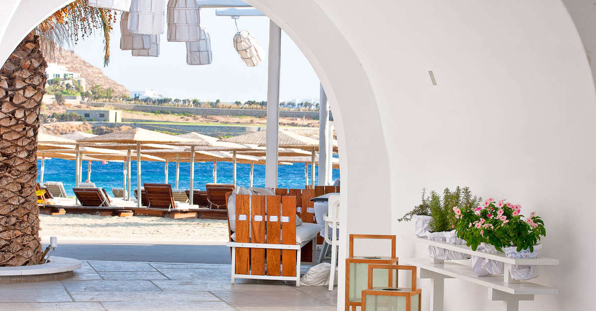 Een foto van het terras bij Mykonos Ammos Hotel