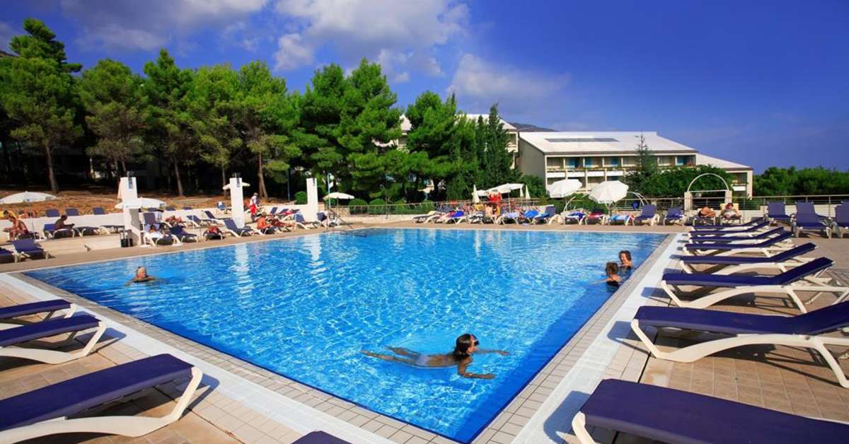 Een foto van het zwembad bij Bretanide Sport & Wellness Resort
