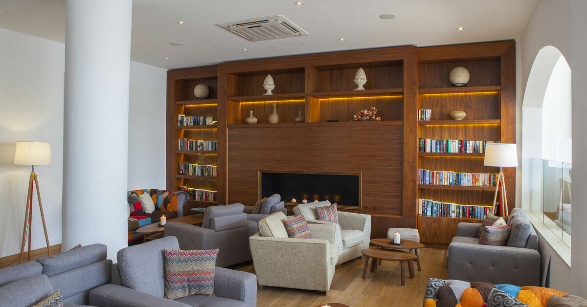 Een foto van het interieur van The King Jason Paphos