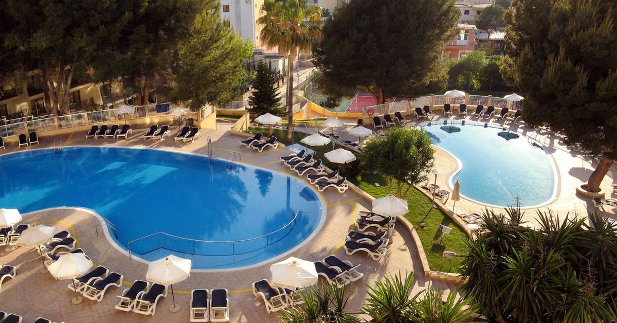 Een foto van het zwembad bij Ilunion Palmanova Mallorca