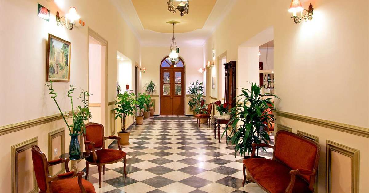 Een foto van het interieur van Halepa Hotel