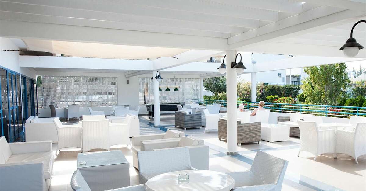 Ein Foto von der Terrasse im Iliada Beach Hotel