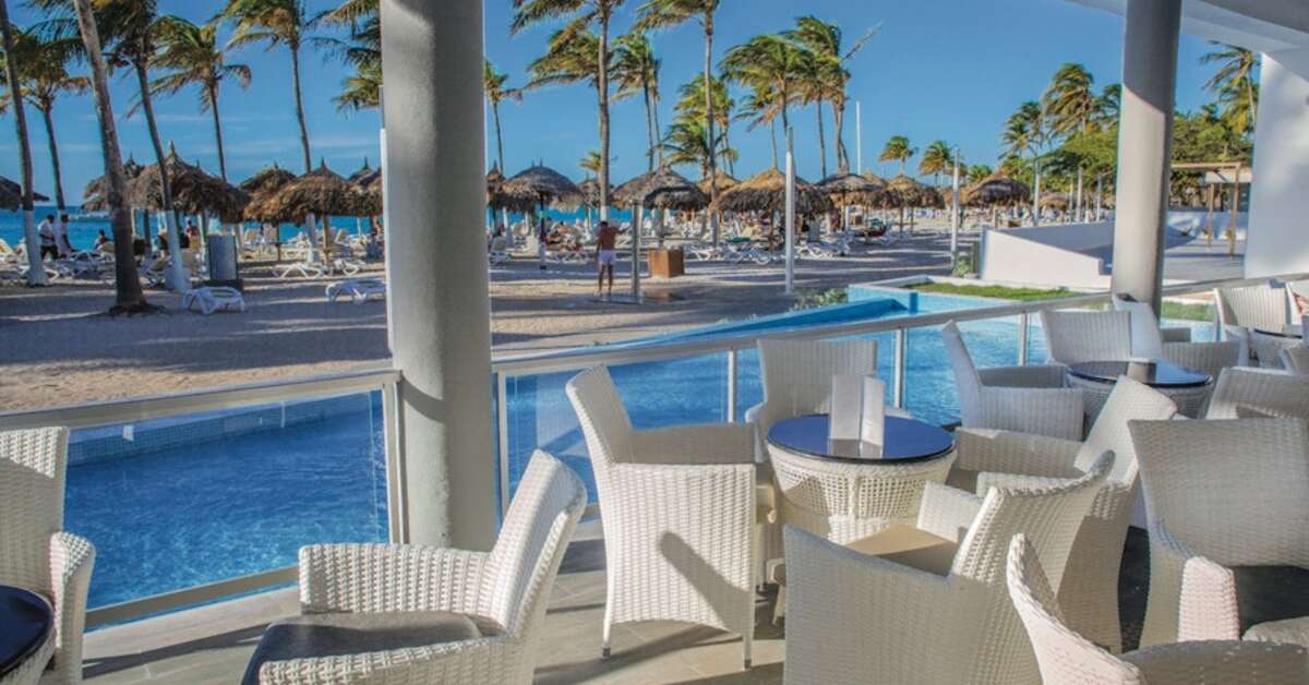 Een foto van het zwembad bij Riu Palace Antillas