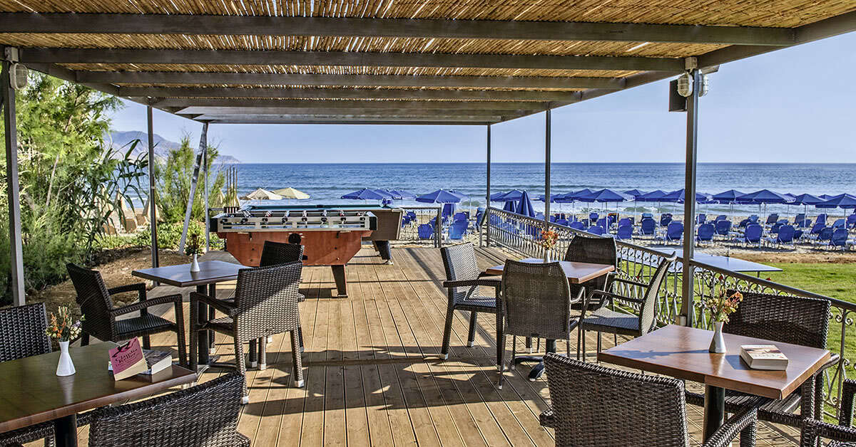 Een foto van het terras bij Happy Days Hotel