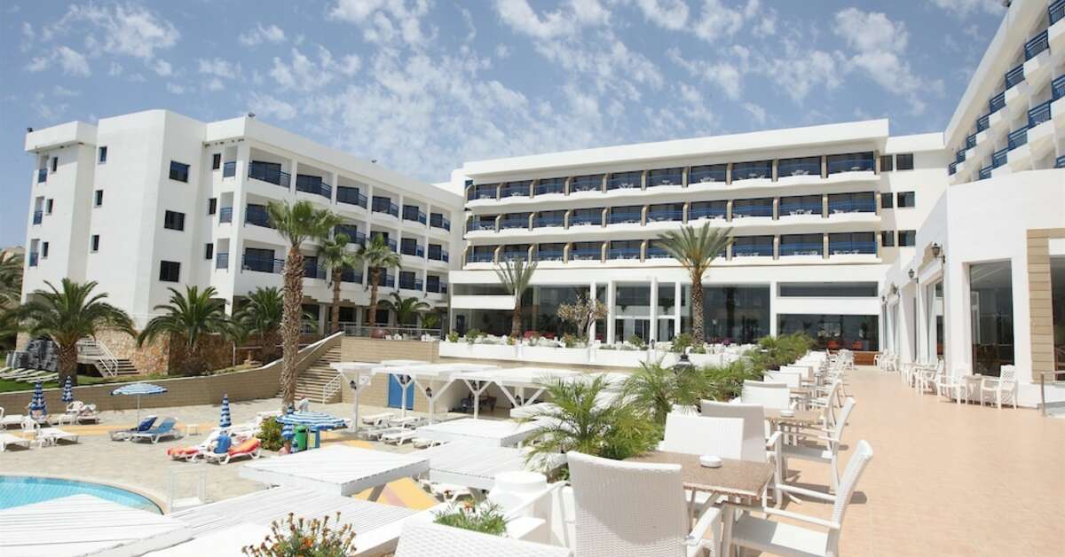 Een foto van het terras bij Hotel Ascos Coral Beach