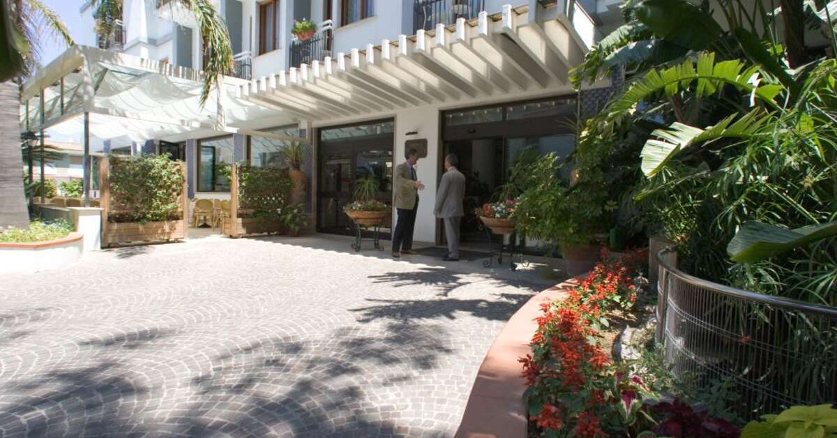 Een foto van de buitenkant van Hotel Caravel