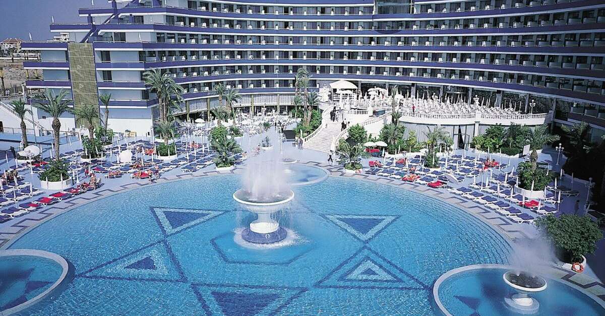 Een foto van het zwembad bij Mediterranean Palace Hotel