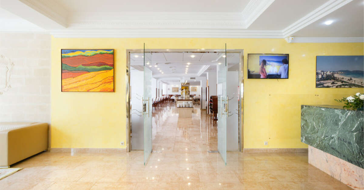 Een foto van het interieur van Hotel Biniamar