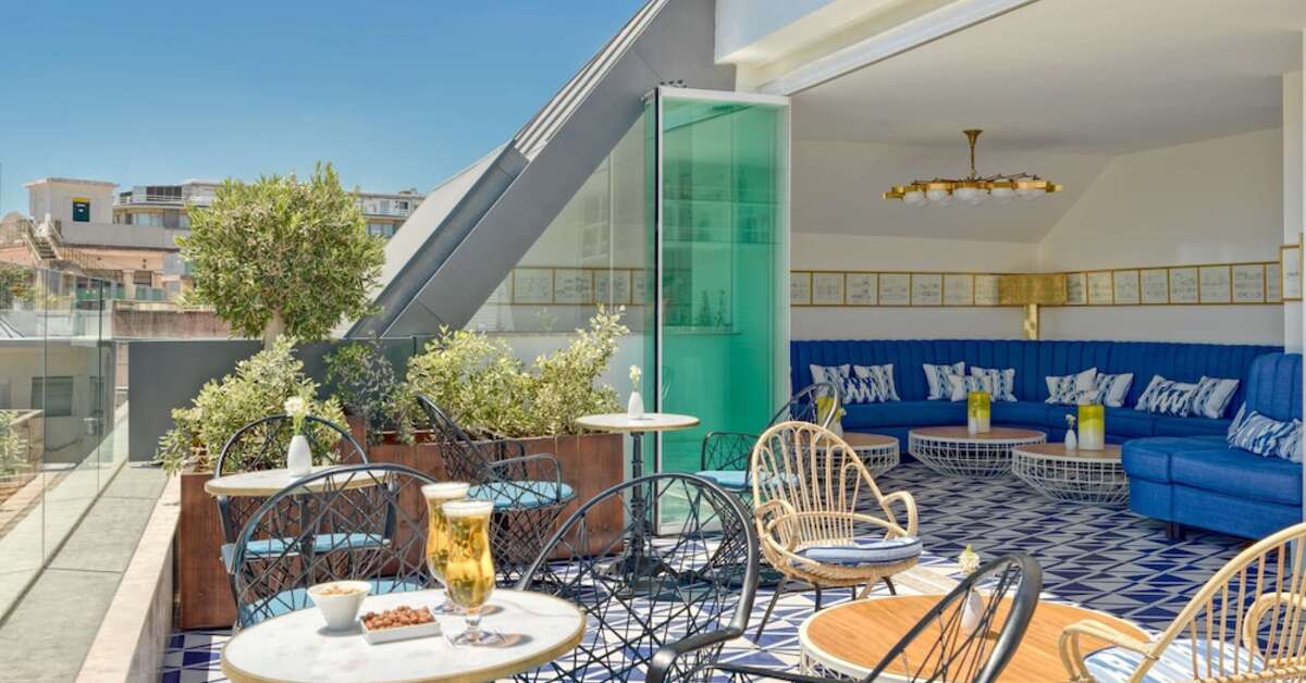 Een foto van het terras bij H10 Duque de Loule