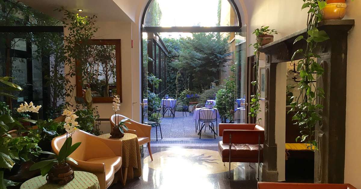 Een foto van het interieur van Sanpi Hotel