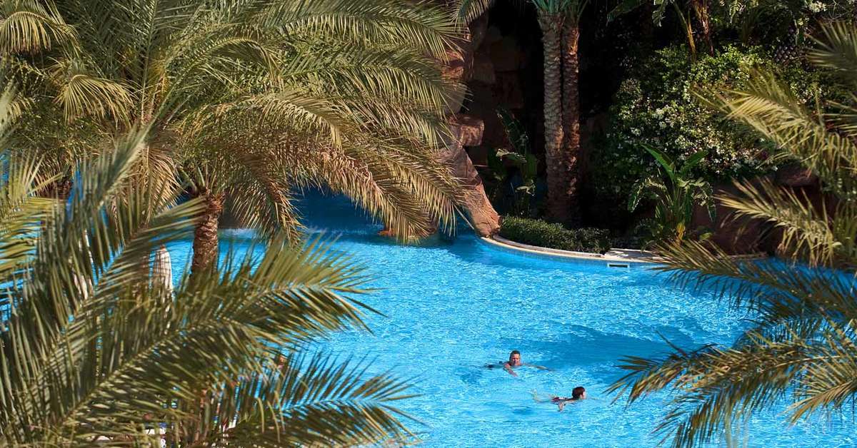 Een foto van het zwembad bij Baron Palms Resort