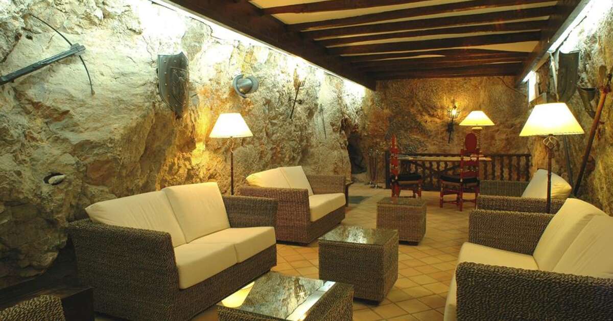 Een foto van het interieur van Hotel Es Port