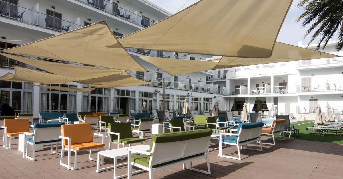 Een foto van het terras bij Eix Alcudia Hotel