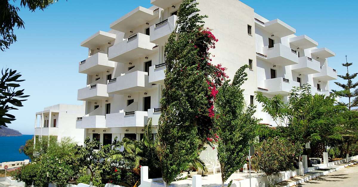 Een foto van de buitenkant van Hotel Iolkos