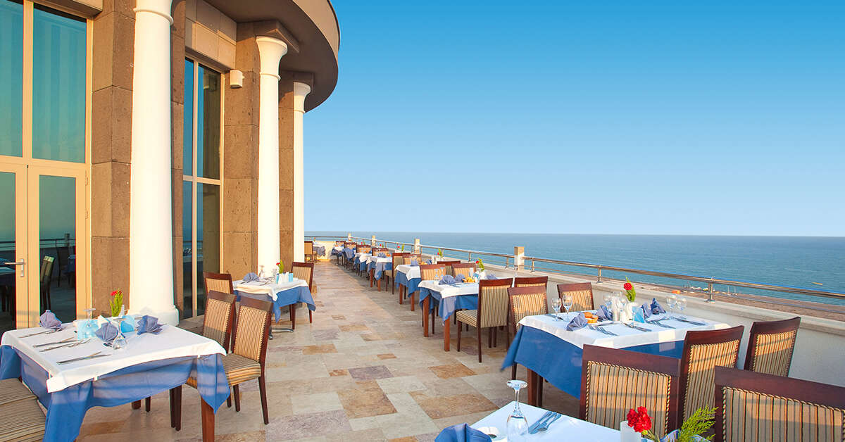 Een foto van het terras bij Hotel Melas Lara