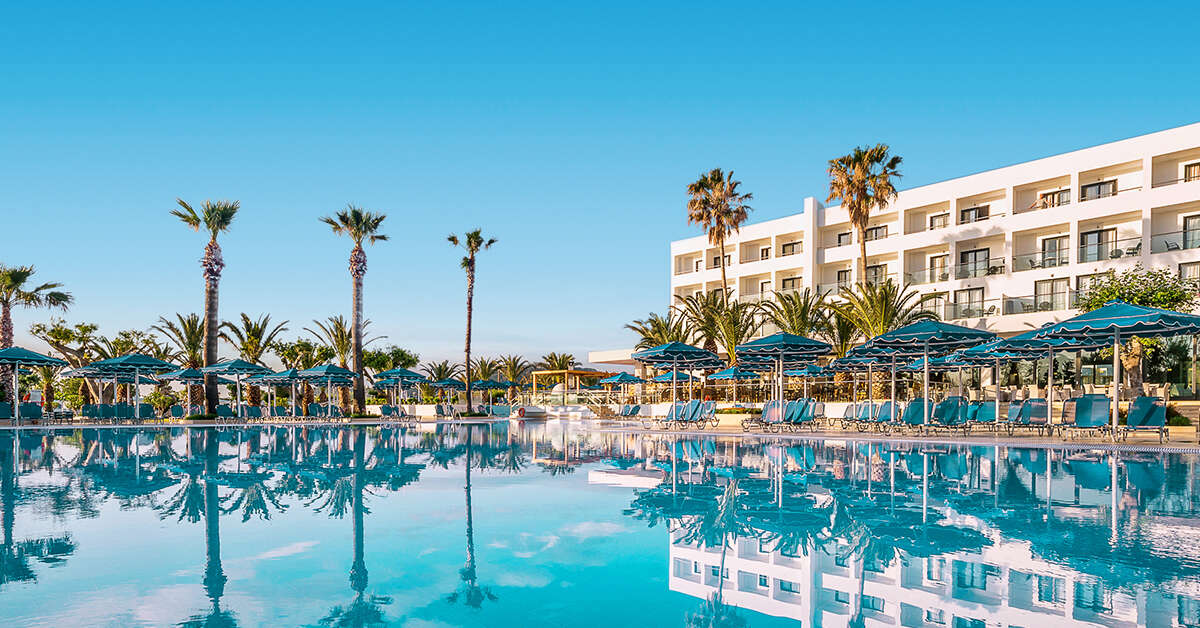 Een foto van het zwembad bij Mitsis Faliraki Beach Hotel & Spa