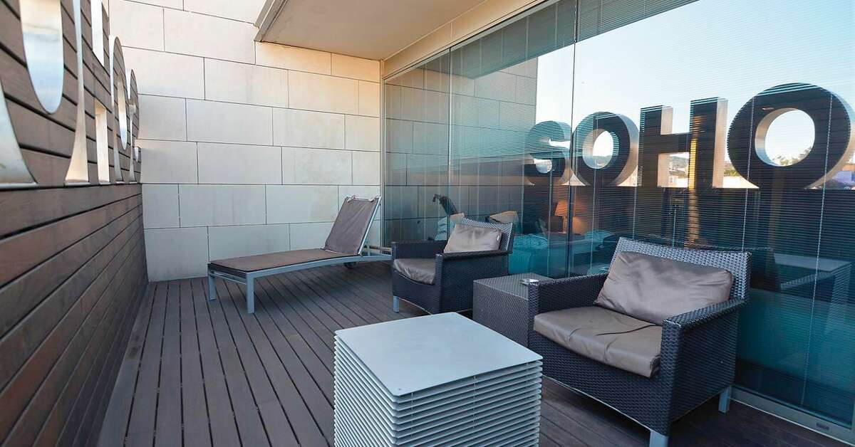Een foto van het terras bij Hotel Soho Barcelona