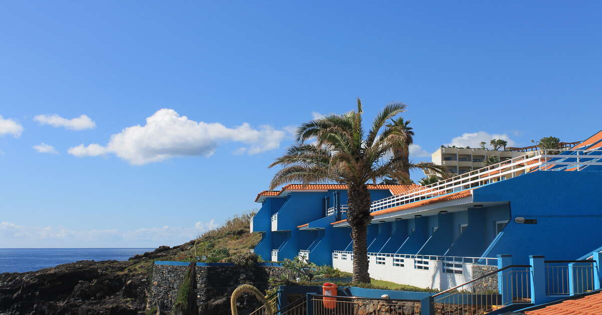 Een foto van de buitenkant van Hotel Roca Mar