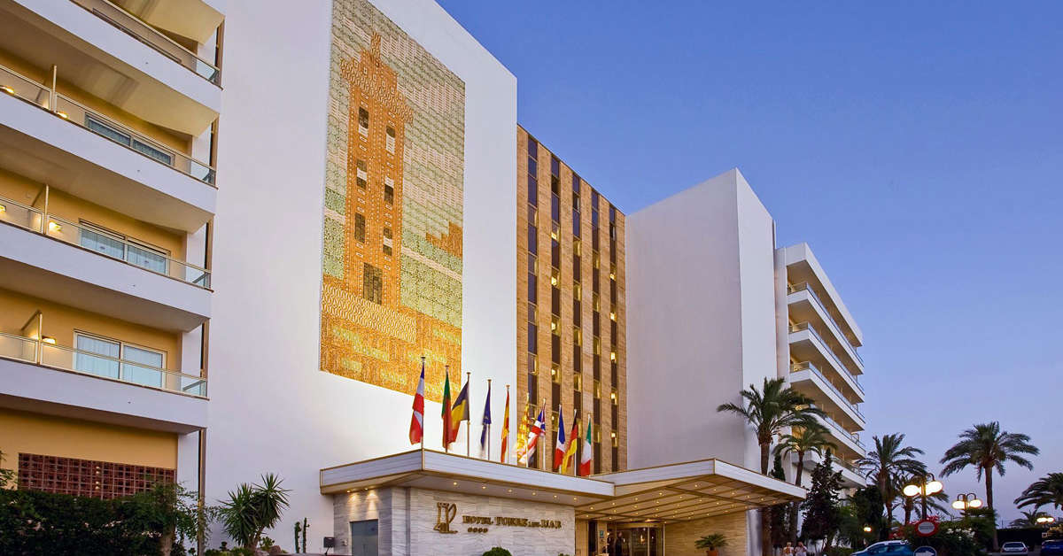 Ein Foto von der Außenansicht des Hotel Torre del Mar