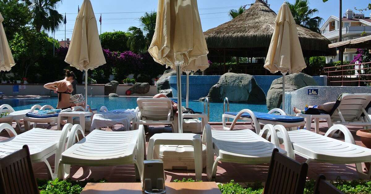 Een foto van het terras bij Begonville Hotel