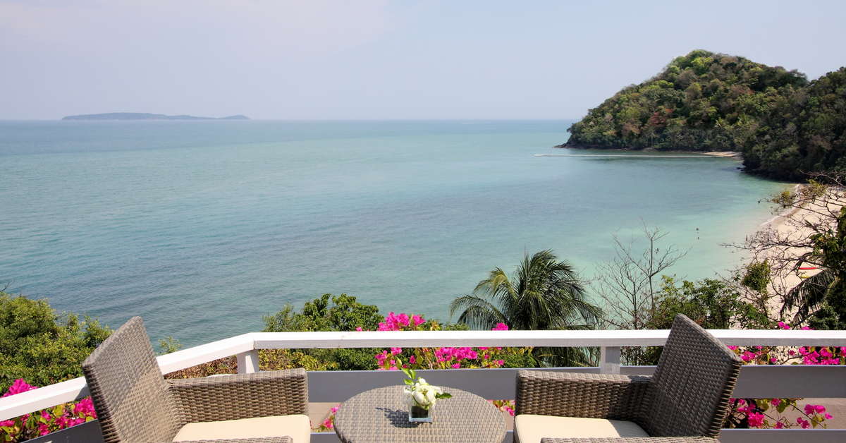 Een foto van het terras bij Cape Panwa Hotel