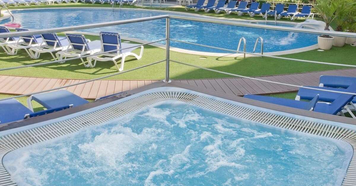 Een foto van het zwembad bij GHT Balmes Hotel Aparthotel & Splash