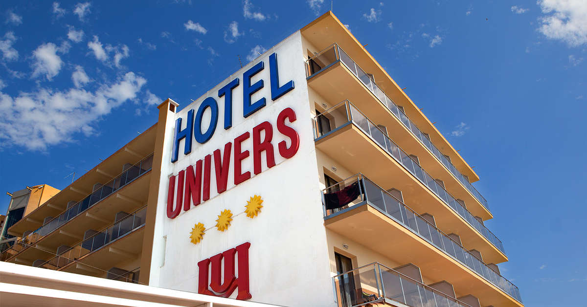 Een foto van de buitenkant van Hotel Univers