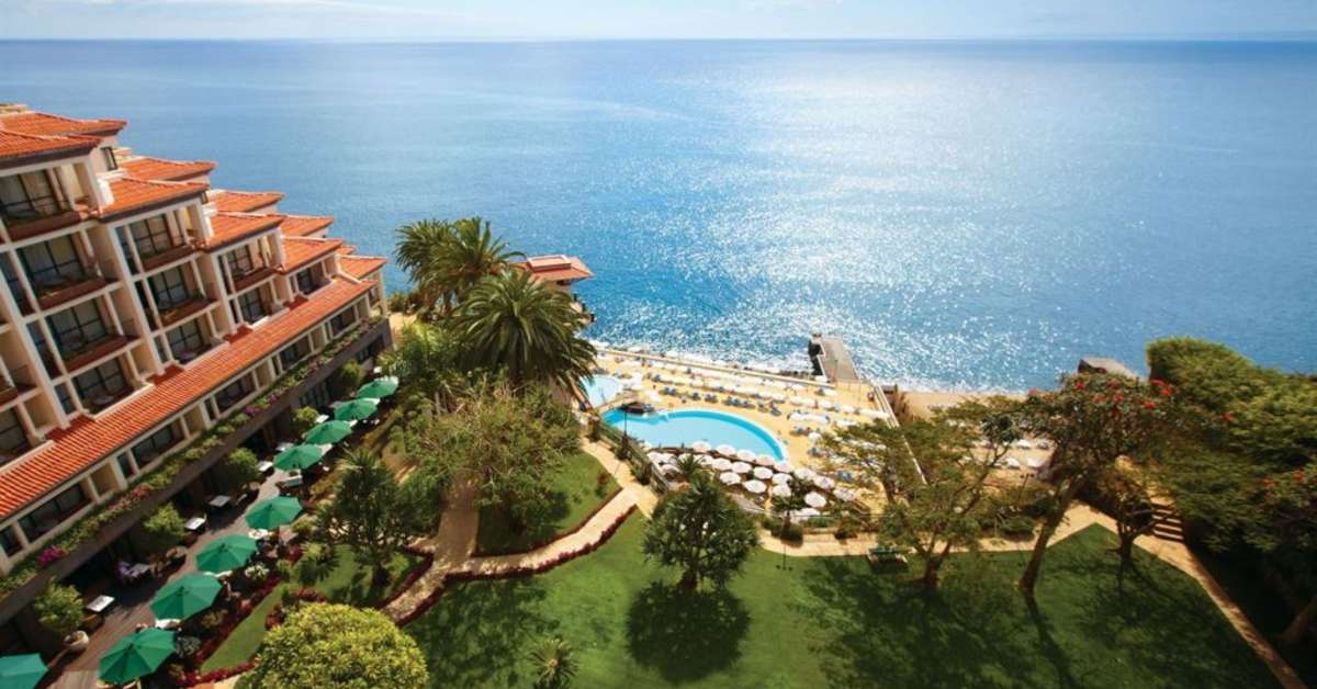 Een foto van de buitenkant van Hotel Bay The Cliff Bay