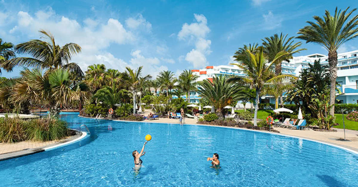 Een foto van het zwembad bij R2 Pajara Beach Hotel & Spa Wellness
