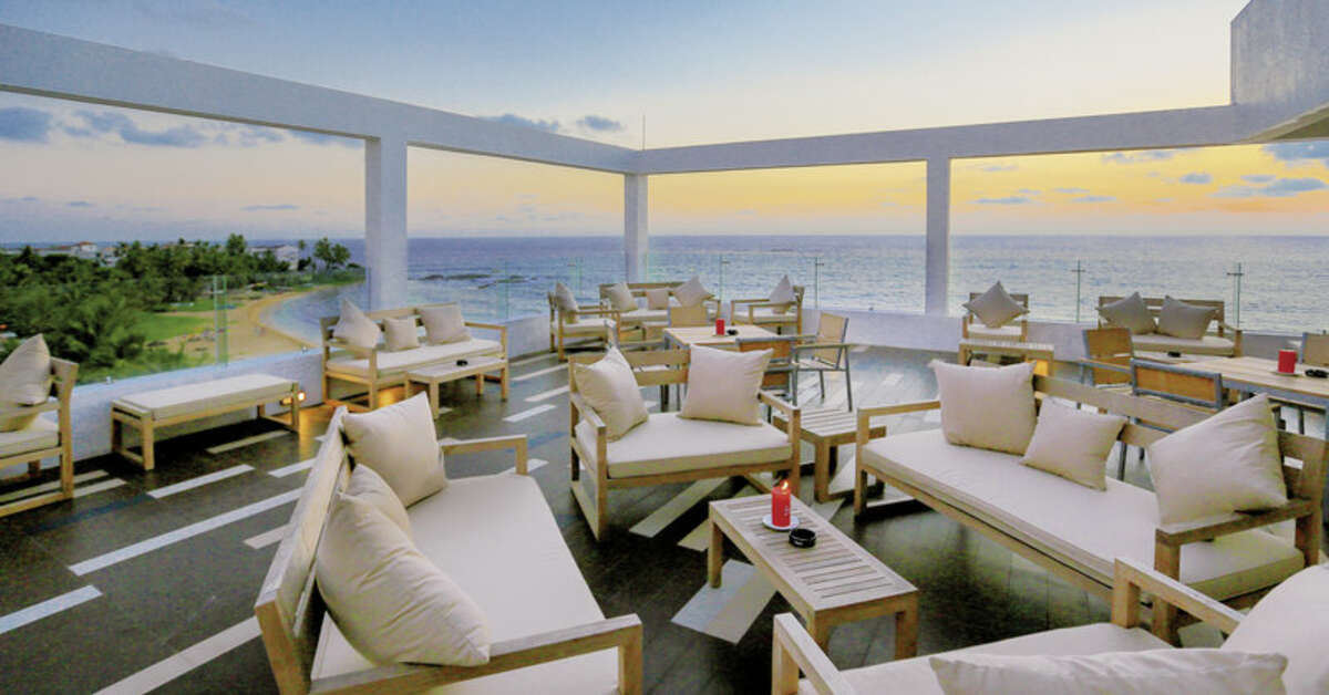 Een foto van het terras bij Pandanus Beach Resort & Spa