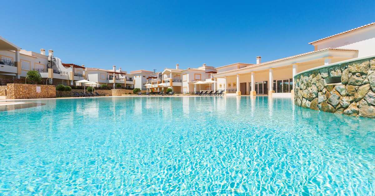Een foto van het zwembad bij NAU Salema Beach Village