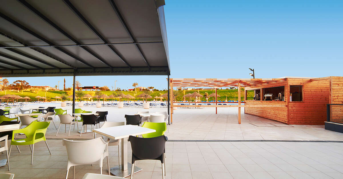 Een foto van het terras bij Aparthotel Alvor Baia