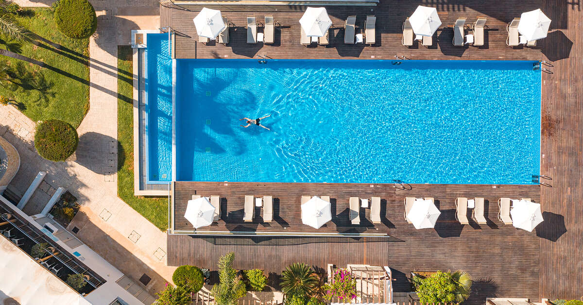 Een foto van het zwembad bij Louis Althea Beach