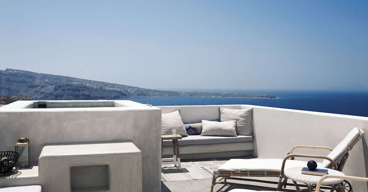 Een foto van het terras bij Santo Maris Oia Luxury Suites & Spa