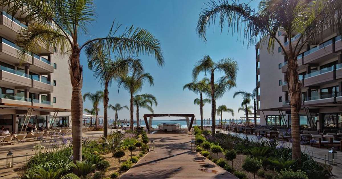 Een foto van het terras bij Alimounda Mare