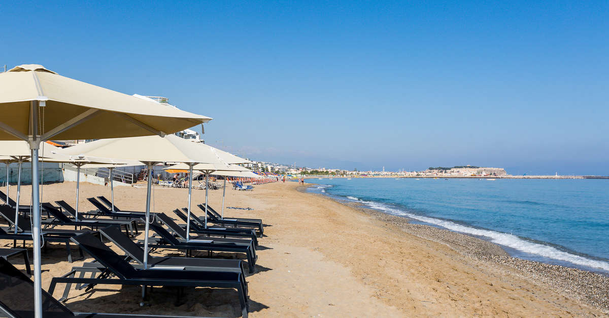 Een foto van het strand bij Ammos Suites