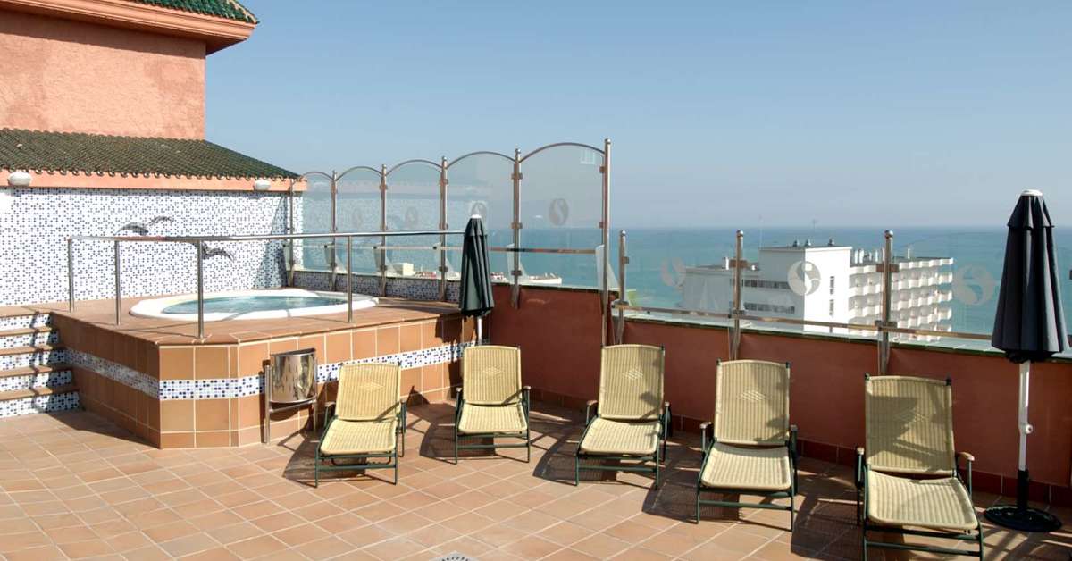 Een foto van het terras bij Hotel Fenix Torremolinos