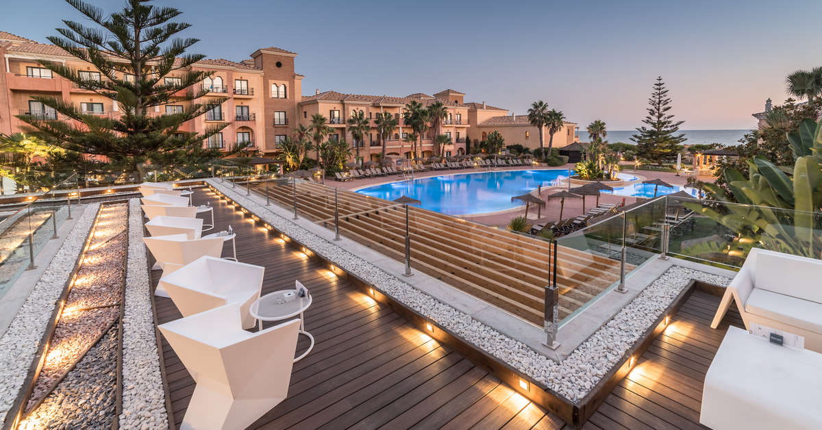 Een foto van het zwembad bij Barcelo Punta Umbria Mar
