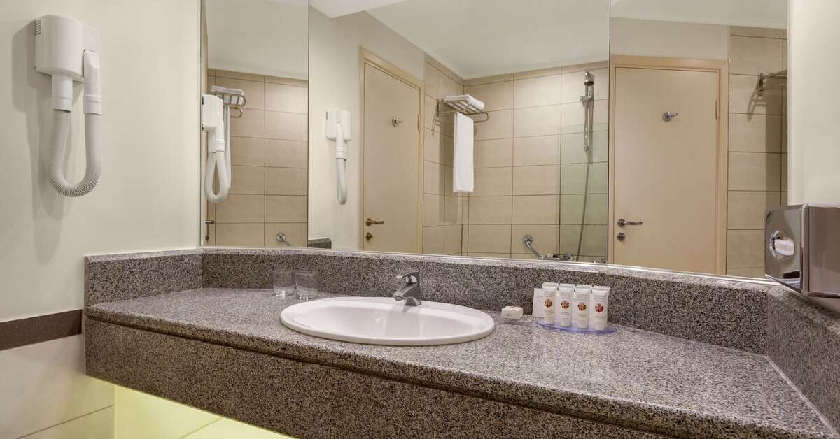 Ein Foto Ramada Plaza by Wyndham Thraki