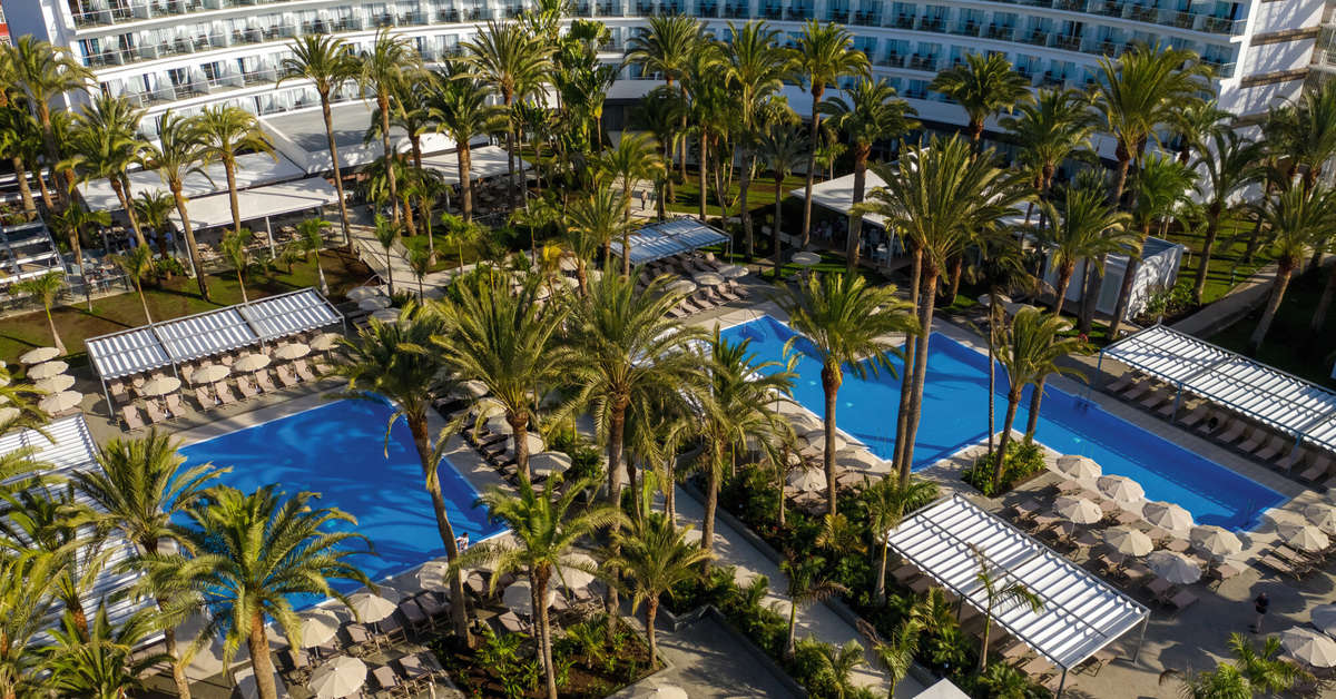 Een foto van het zwembad bij Riu Palace Palmeras