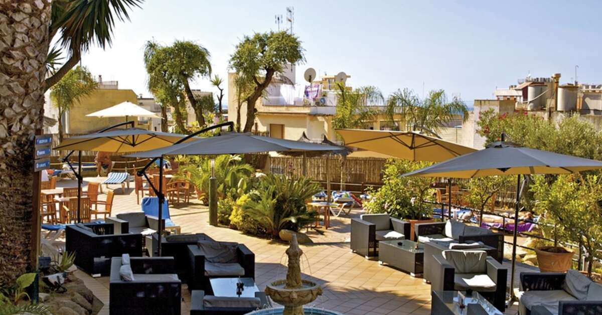 Een foto van het terras bij Hotel Alba Seleqtta
