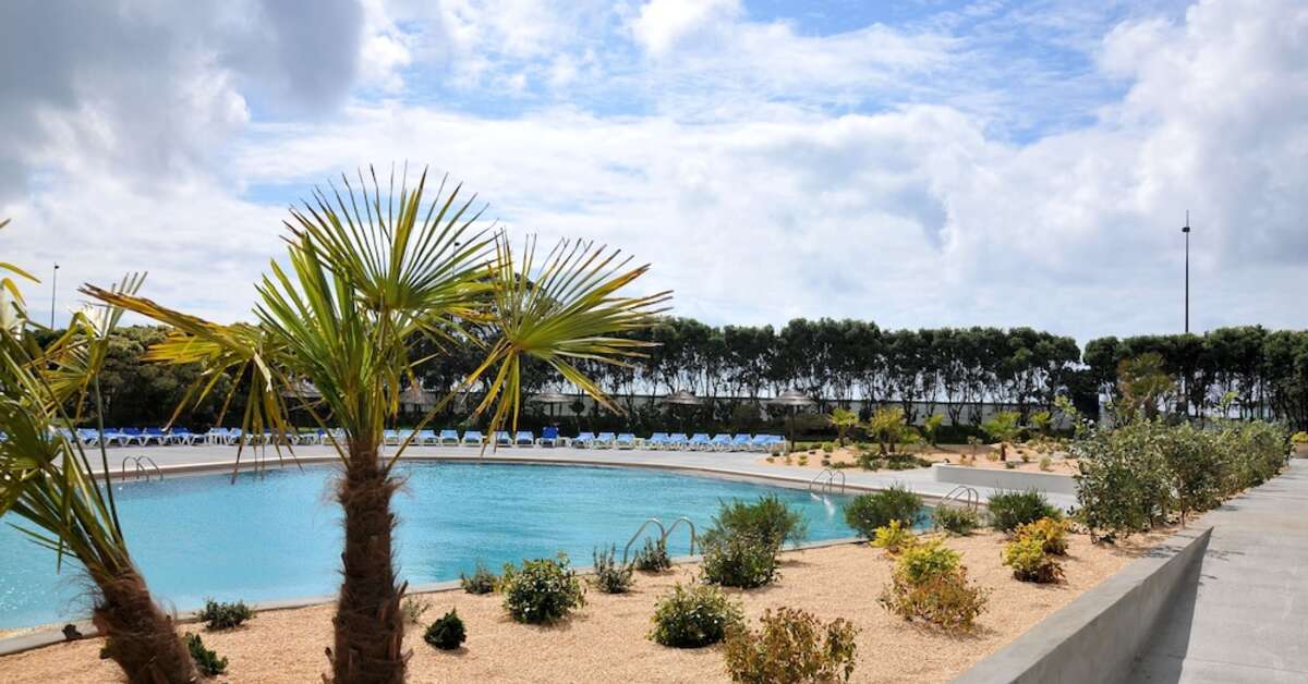 Een foto van het zwembad bij Axis Vermar Beach Hotel