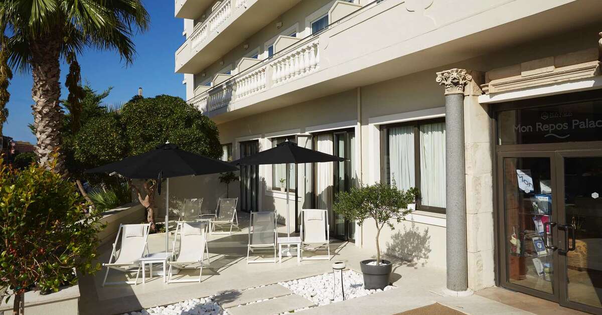 Een foto van het terras bij Mon Repos Palace Hotel
