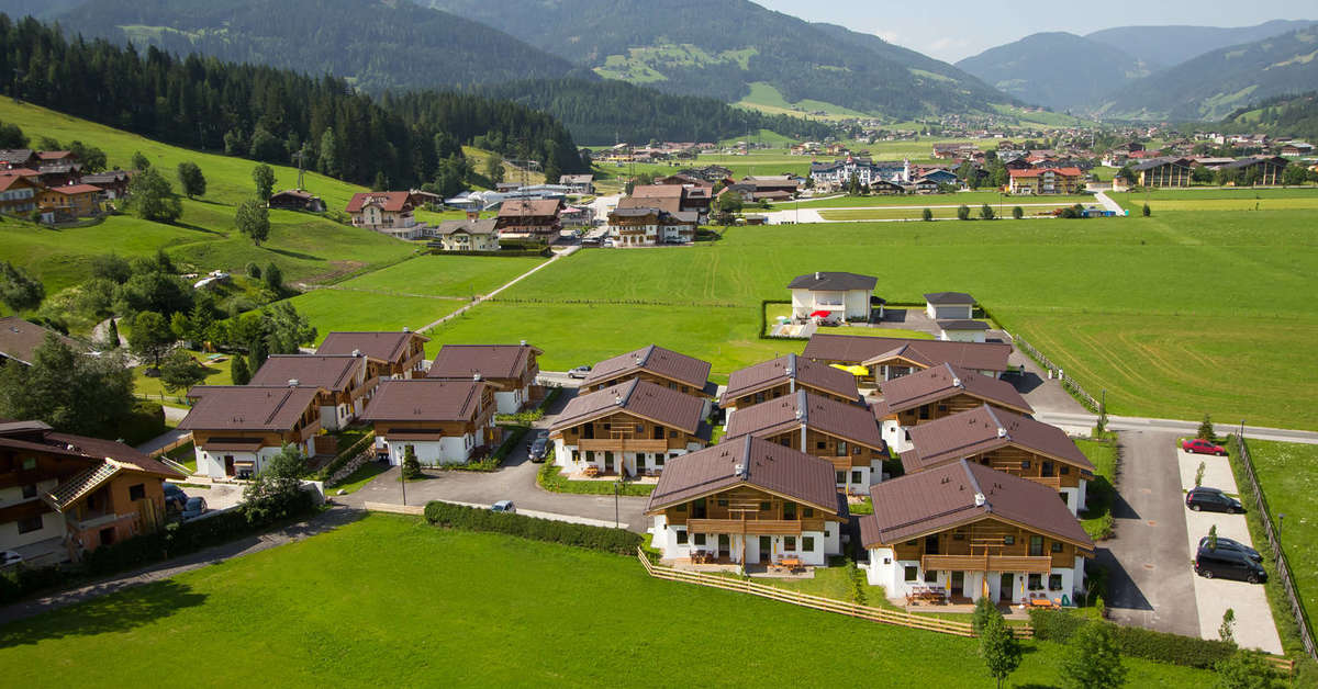 Een foto van de buitenkant van Alpenchalets Flachauer Gutshof