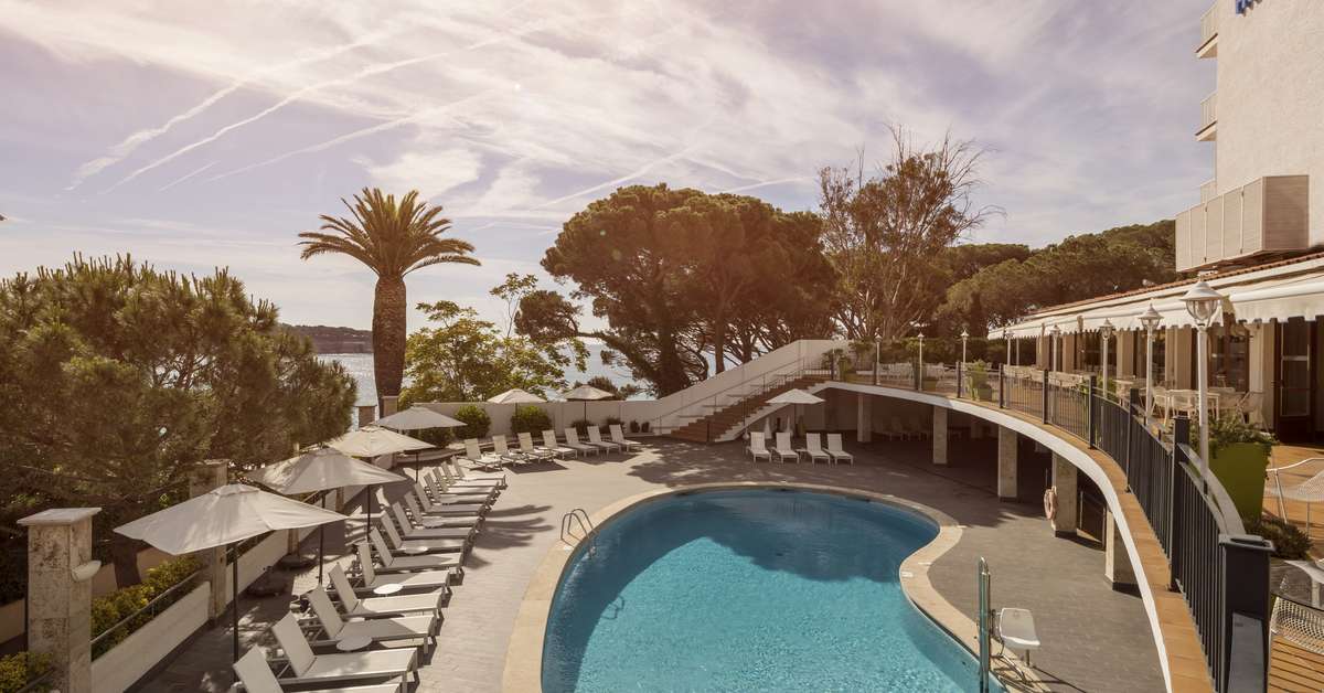 Een foto van het zwembad bij Hotel Ilunion Caleta Park