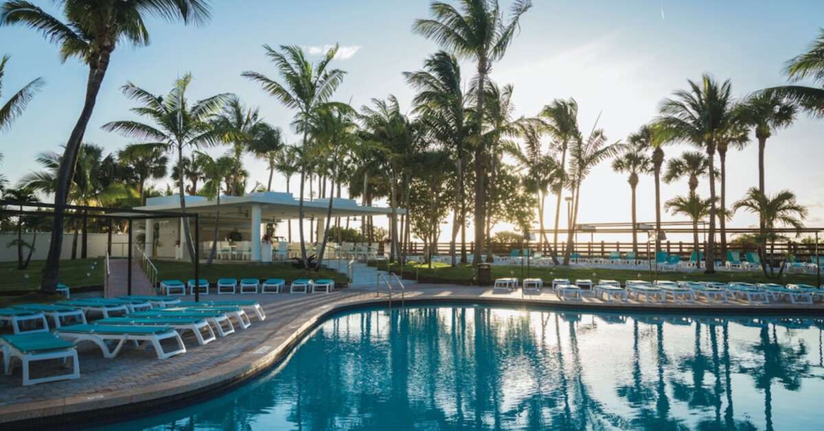 Een foto van het zwembad bij Riu Plaza Miami Beach