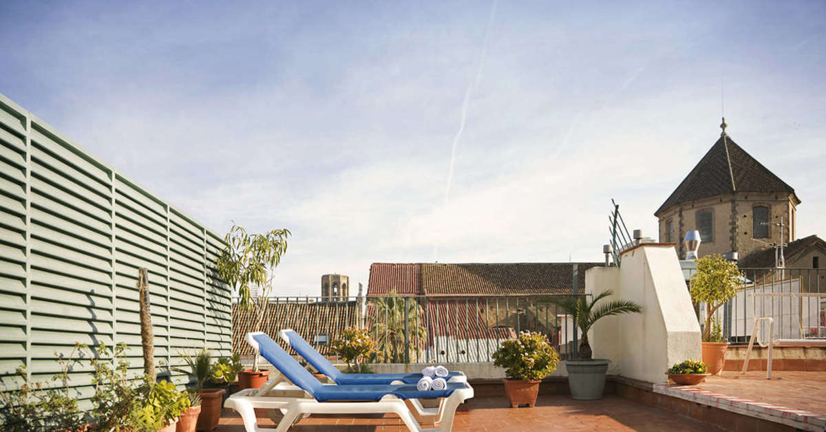 Een foto van het terras bij Leonardo Hotel Barcelona Las Ramblas